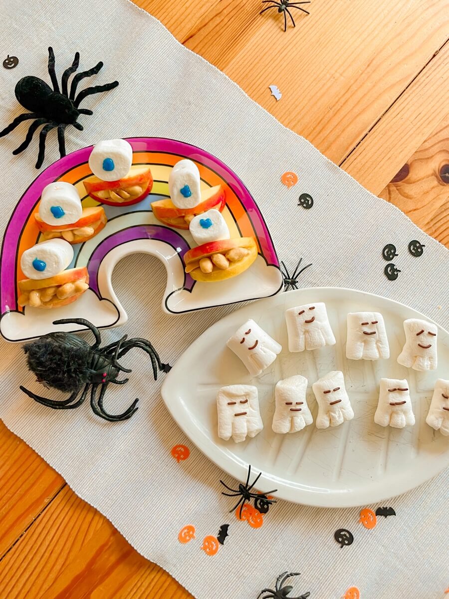 Leichte Rezepte zum Kinder-Halloween: Monster-Apfelschnitze mit Erdnussbutter & Erdnüssen sowie Marshmallow-Geister - bitte.kaufen