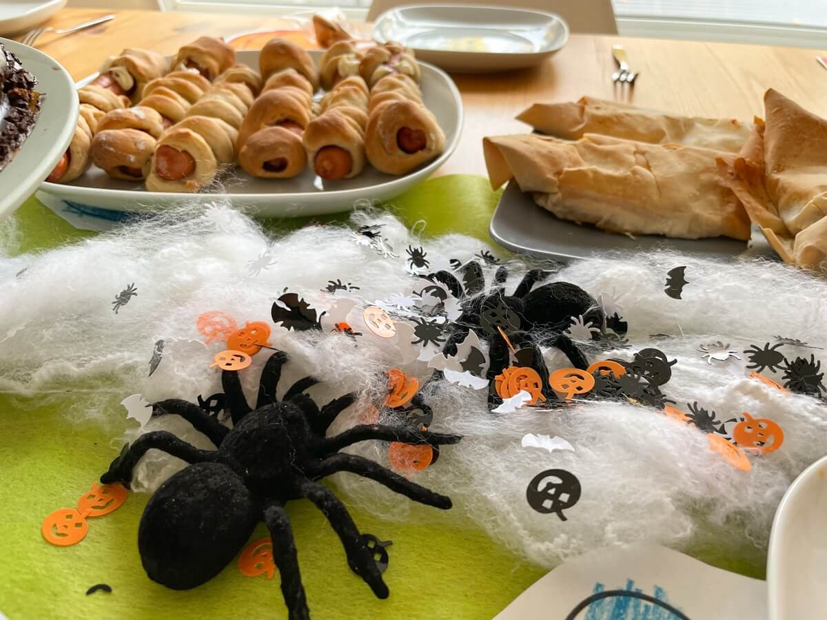 Für manche Kinder schwer anzusehen: Spinnen im Netz auf dem Tisch - creepy! - bitte.kaufen
