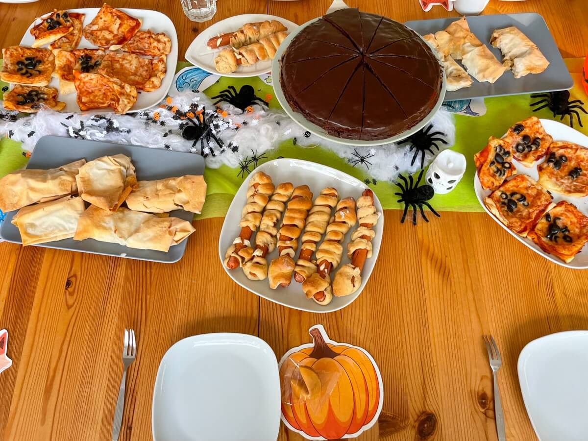 Tisch-Deko: DIY Essen zu Halloween mit Mumien-Würstchen, Blätterteig-Spinnen, Filo-Teig-Taschen und Kuchen - bitte.kaufen