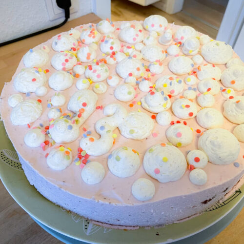 Die Benjamin Blümchen Torte wird mit Zucker-Konfetti dekoriert - bitte.kaufen