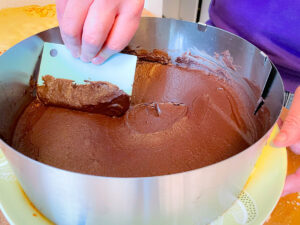 Schokoladencreme wird in einem Tortenring (besser als Springform) gegossen - bitte.kaufen