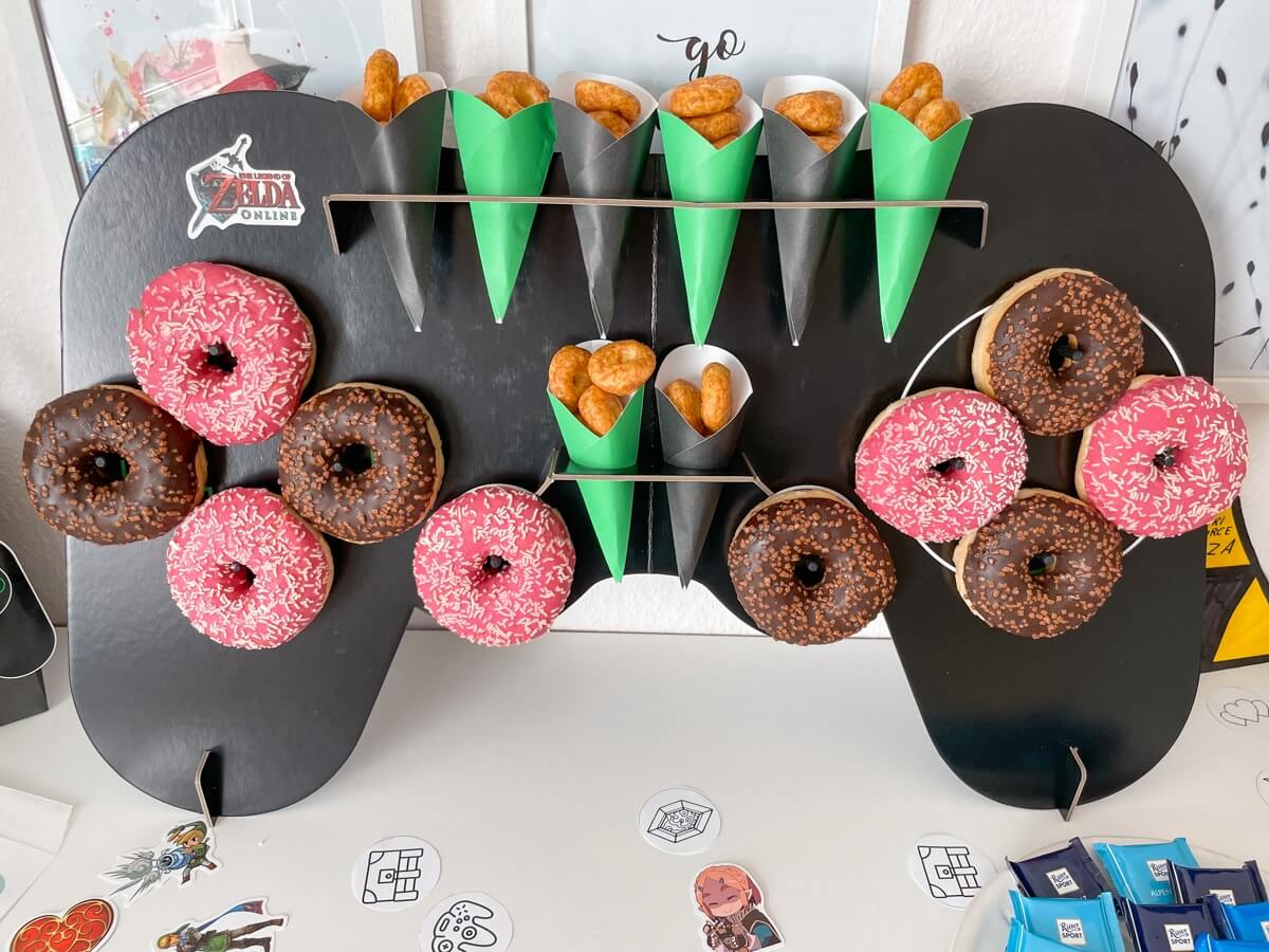 Beste Deko für die Zelda-Party: Donut Wall mit salzigen Donut-Snacks in Tüten und Zelda-Konfetti - bitte.kaufen