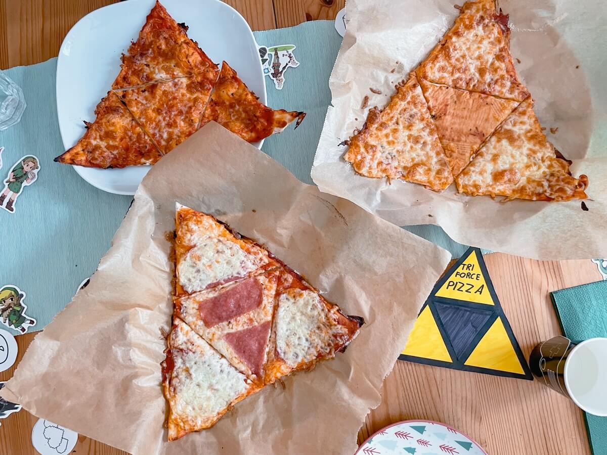 Triforce-Pizza mit Salami und Käse zum Zelda-Kindergeburtstag