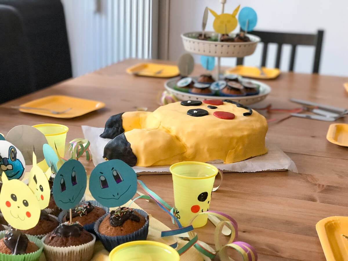 Pikachu-Torte aus Fondant und Marzipan ist gleichzeitig die Deko für unsere coole Pokémon-Party - bitte.kaufen