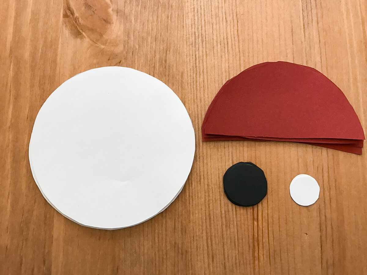 Pokéball: Große Kreise (weiß) und Halbkreise (rot) ausschneiden, sowie kleine schwarze und weiße Kreise - bitte.kaufen