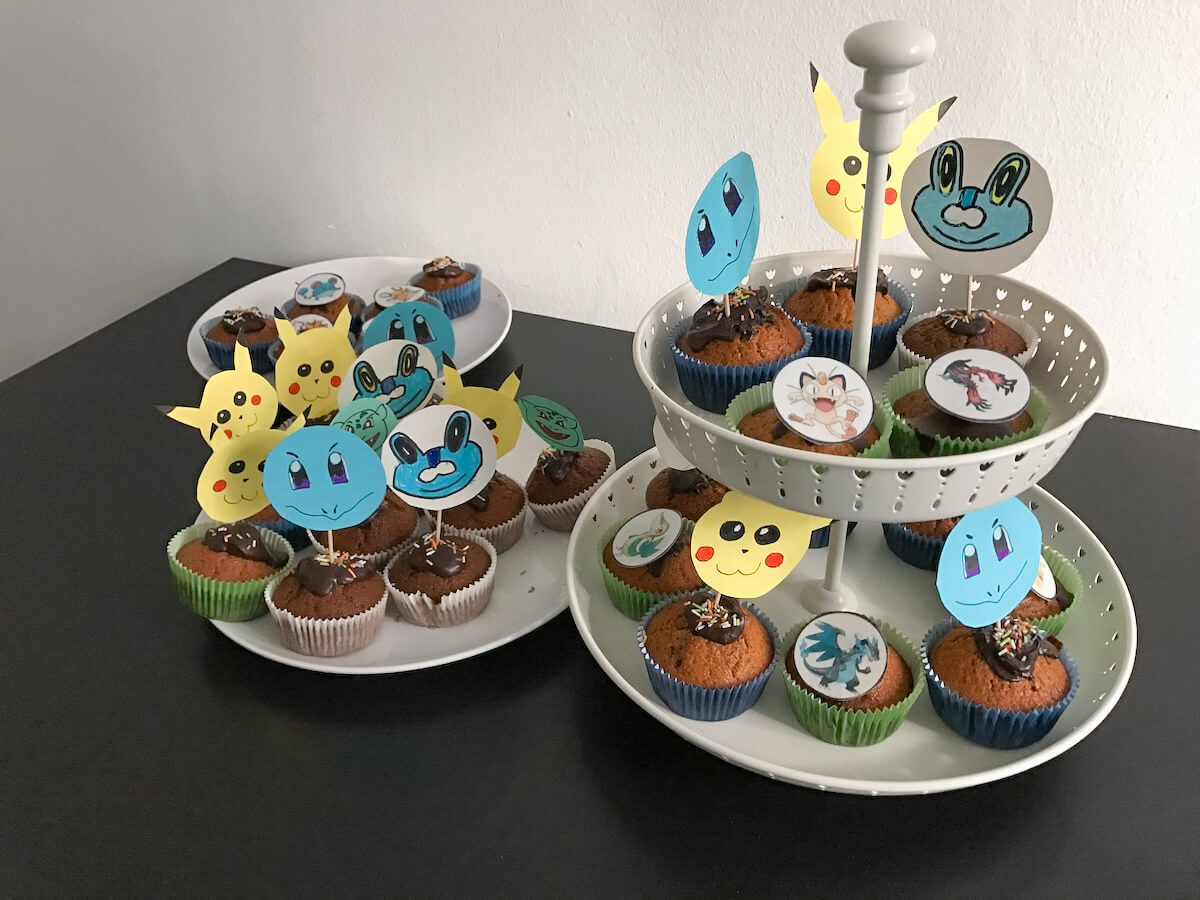 Für die Pokémon-Party steht das Essen bereit: Muffins mit essbaren Auflegern und Muffin Pickern mit Pikachu & seinen Freunden - bitte.kaufen