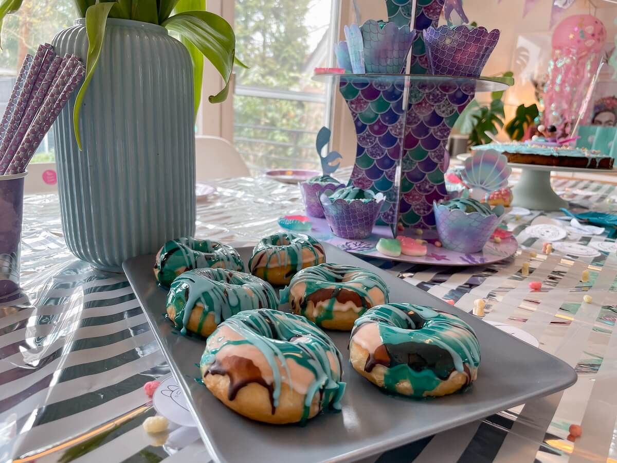 Party-Essen Donuts mit blauer Glasur - bitte.kaufen