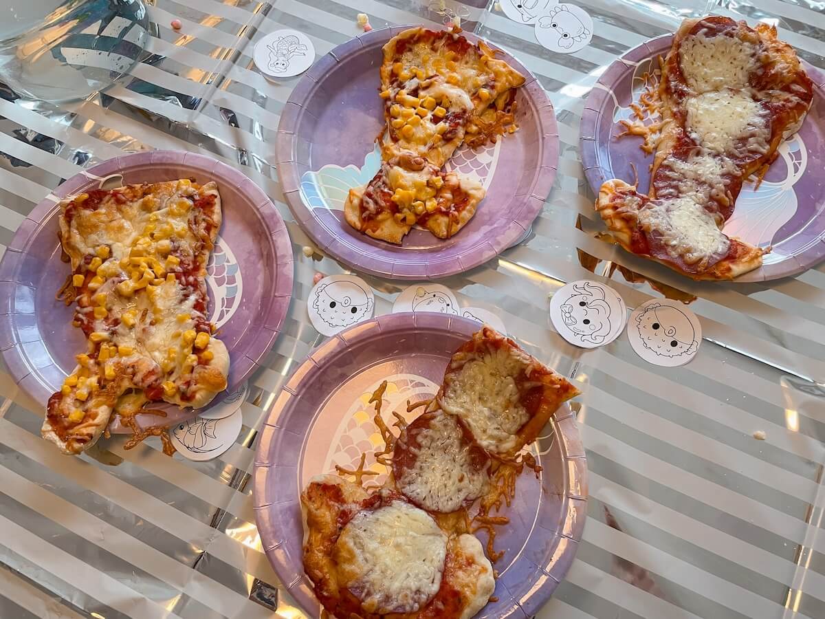 Party-Essen mit Meerjungfrauen-Pizza mit Mais, Salami und Käse - bitte.kaufen