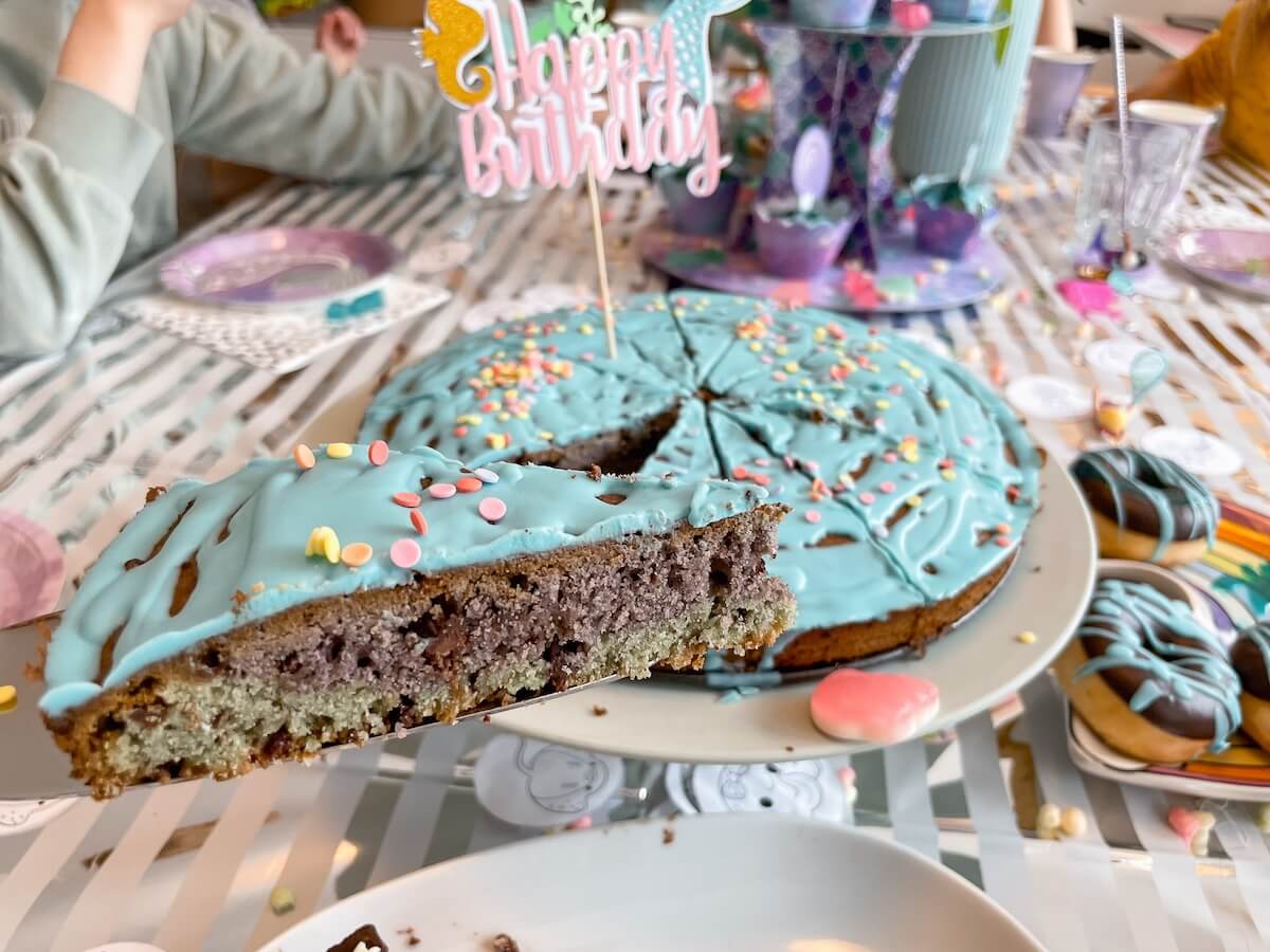 Schokokuchen mit lila Teig für Mottoparty mit Kindern - bitte.kaufen