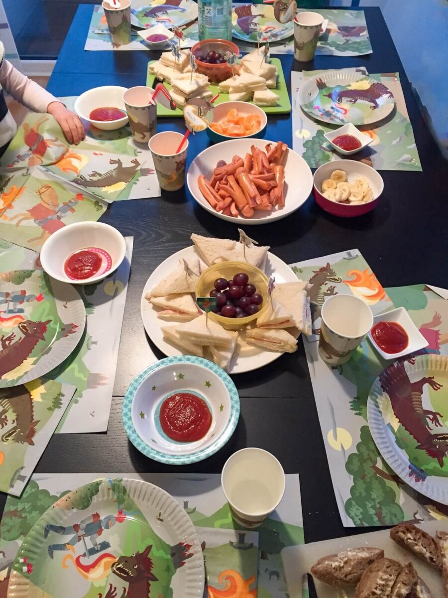 Abendessen: Ritter-Sandwiches, Obst, Kraken-Wiener und Ketchup - bitte.kaufen