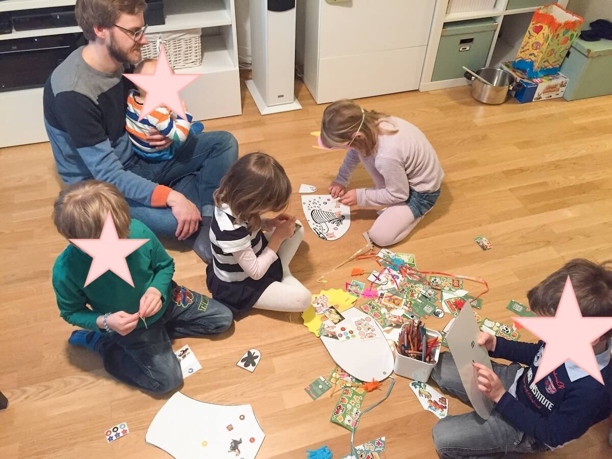 Die Kinder basteln ihre Ritterschilde mit Aufklebern - bitte.kaufen