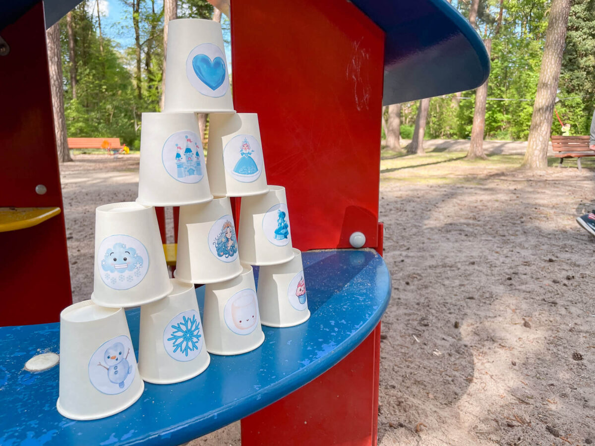 Die Becher durften samt Elsa-Ball mit zum Spielplatz, auf dem die Schatzsuche stattfand. - bitte.kaufen