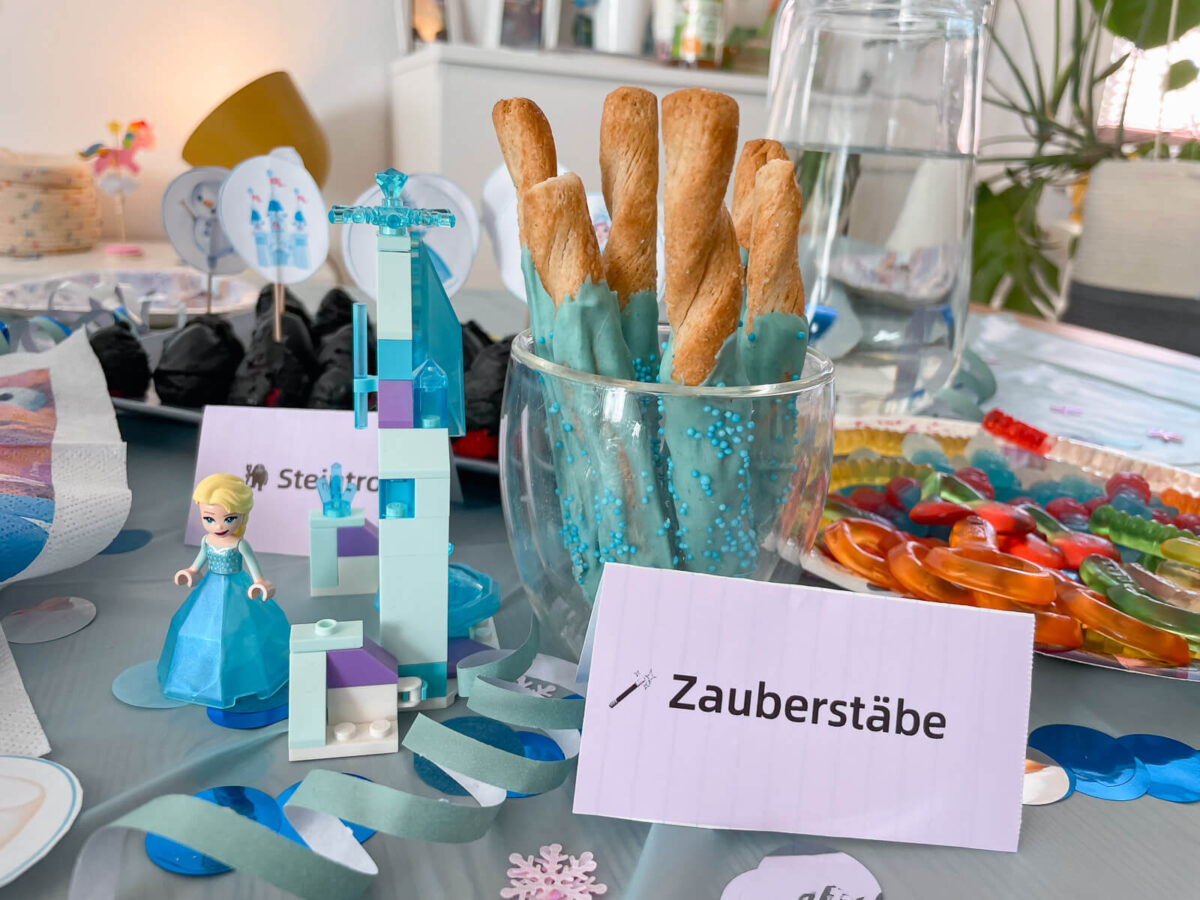 Coole Idee für Essen: Elsas Zauberstäbe aus Hefegebäck-Stangen in blauer Schokolade - bitte.kaufen