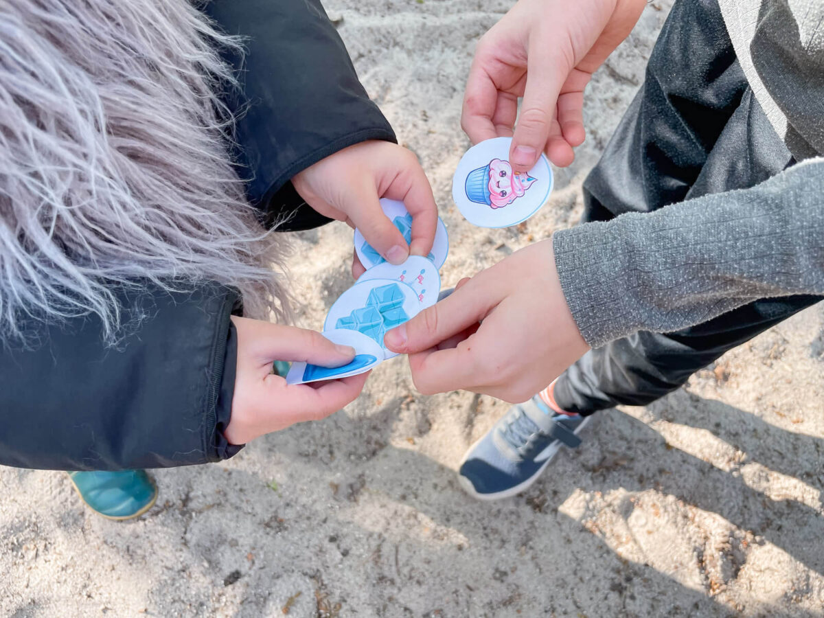 Zwei Kinder verstecken die kleinen Schätze für die anderen - bitte.kaufen