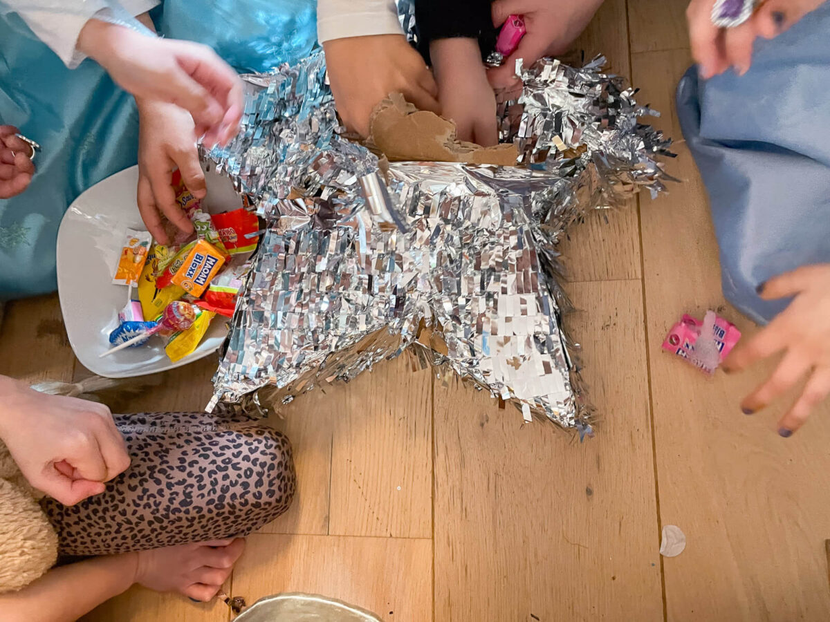 Piñata schlagen war erfolgreich - alle Gäste durften zuhauen - bitte.kaufen