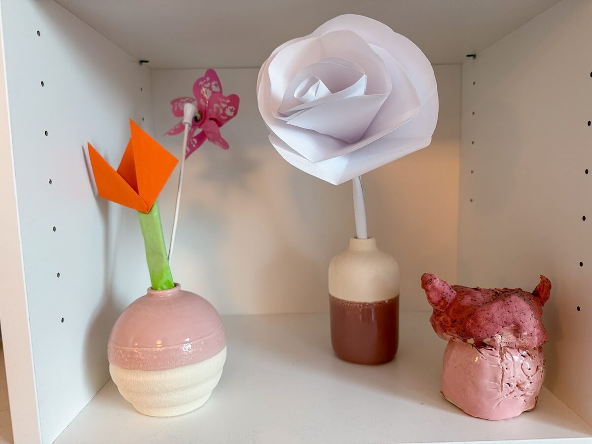 Mit Kind zum Muttertag basteln - Blumen aus Papier mit hübscher Vase und eine Tonfigur - bitte.kaufen