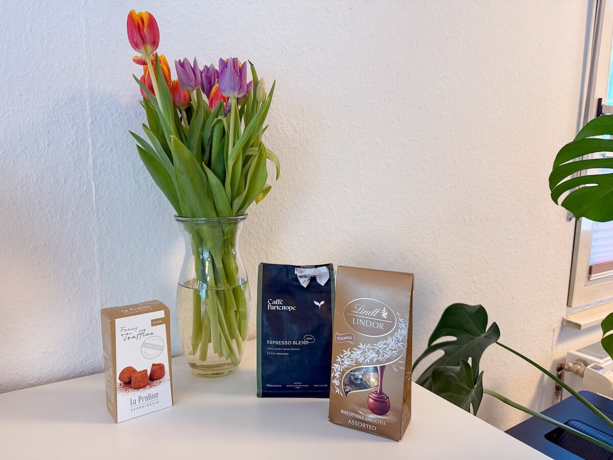 Pralinen, Kaffee und Blumen als Geschenk zum Muttertag - bitte.kaufen