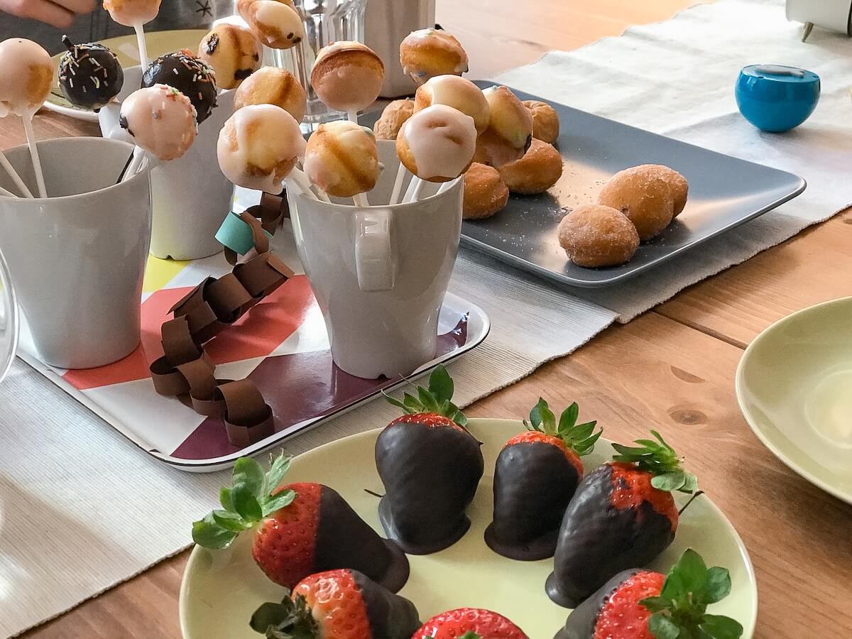 Mitgebsel auf dem Kindergeburtstag backen: Cake Pops für Kinder - bitte.kaufen