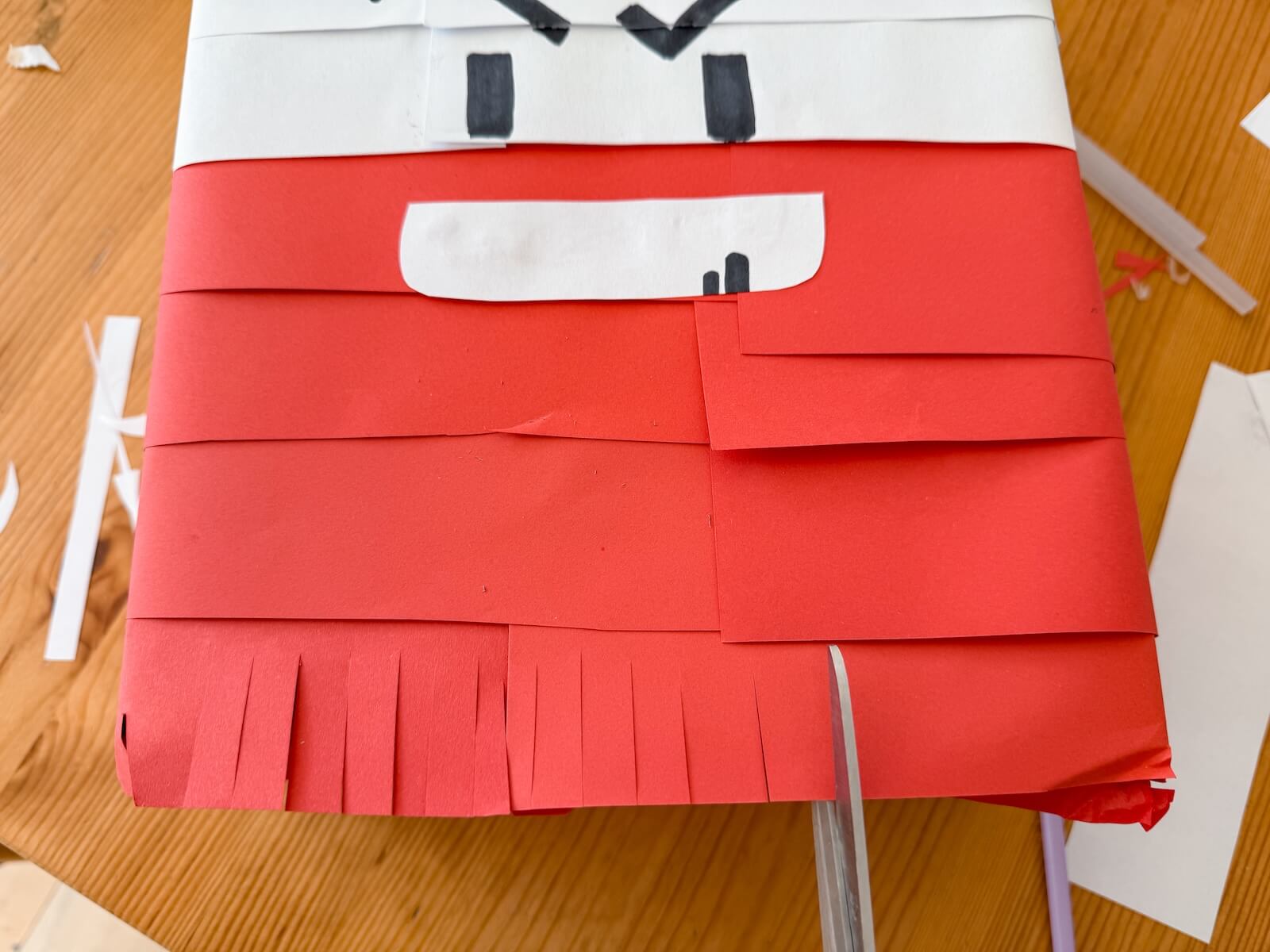 Fransen an Piñata unten parallel einschneiden