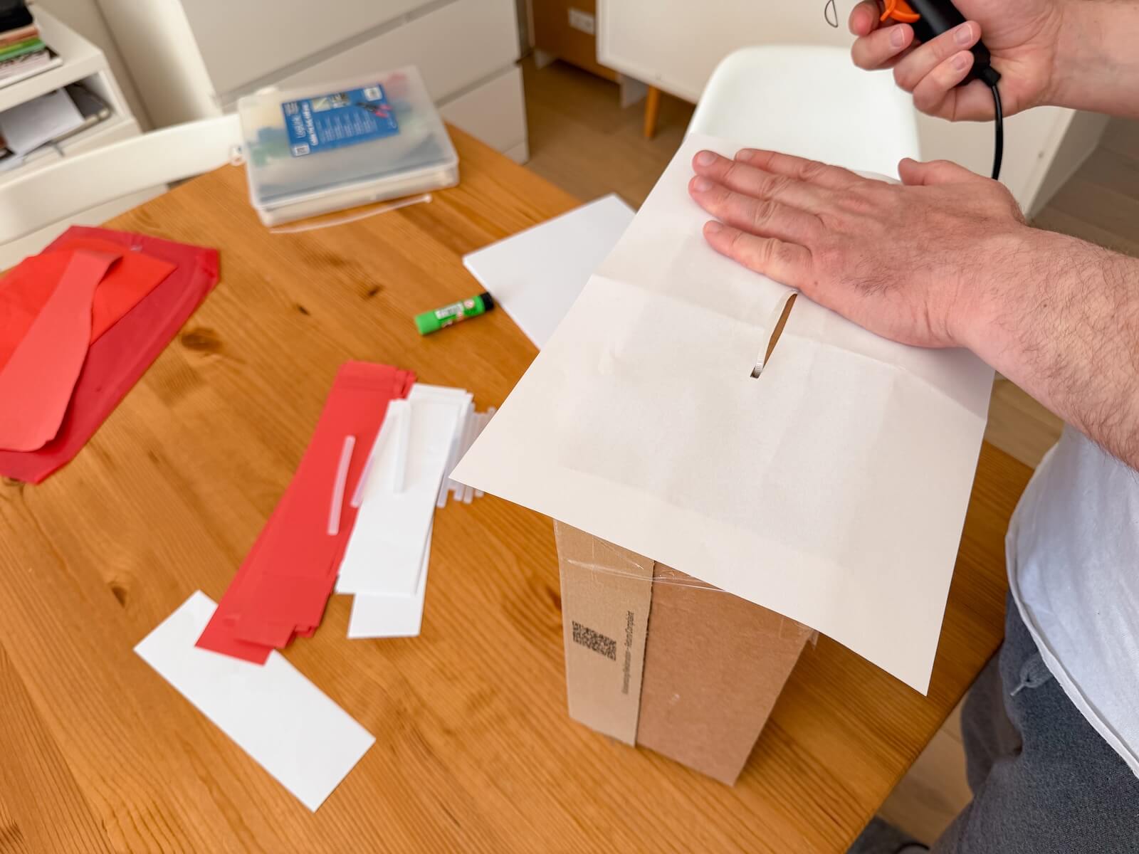 Mit Heißklebepistole Papier festkleben