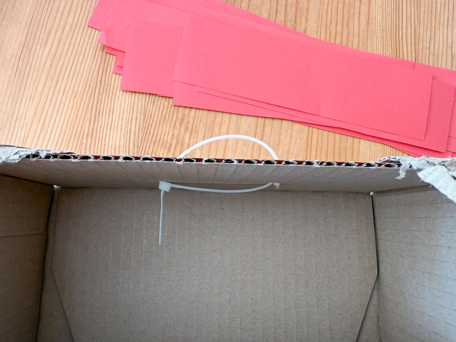 Aus Kabelbinder Henkel für Pokémon-Piñata basteln