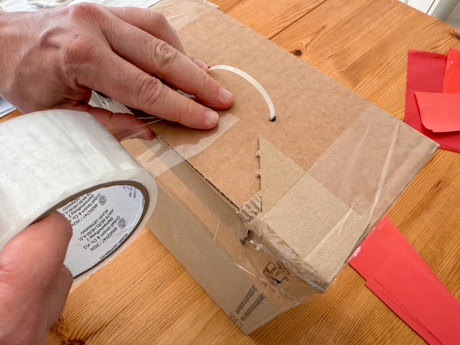 Karton fest verkleben - hält länger beim Schlagen