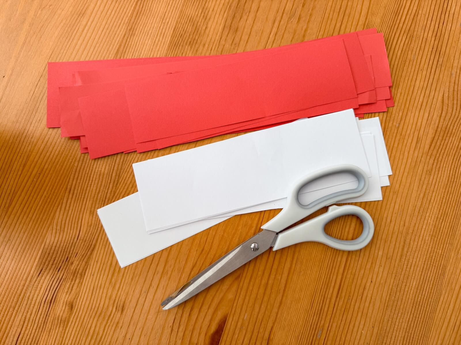 Fransen für die Piñata schneiden