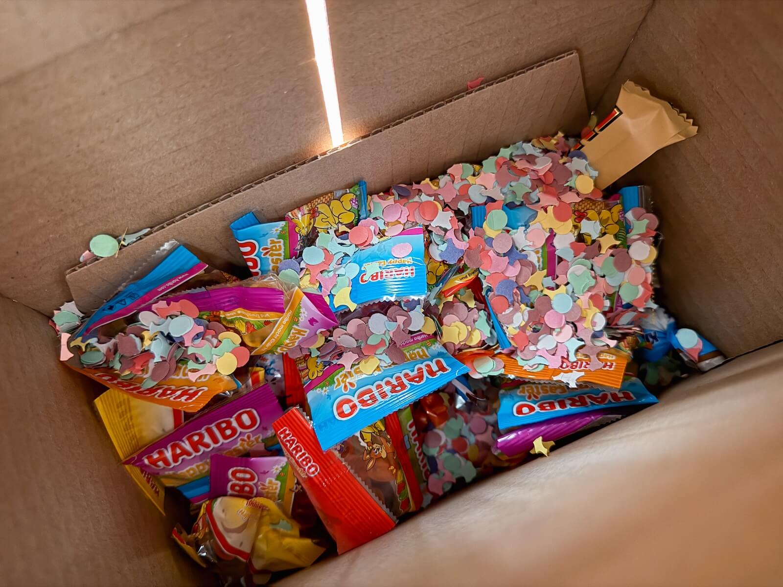 Piñata füllen mit Süßigkeiten und Konfetti