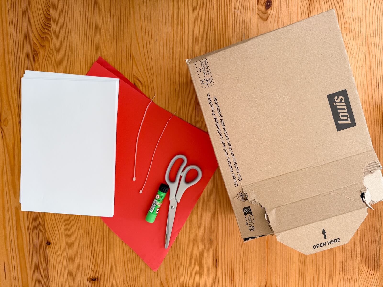 Materialien für die Piñata - Karton und Buntpapier