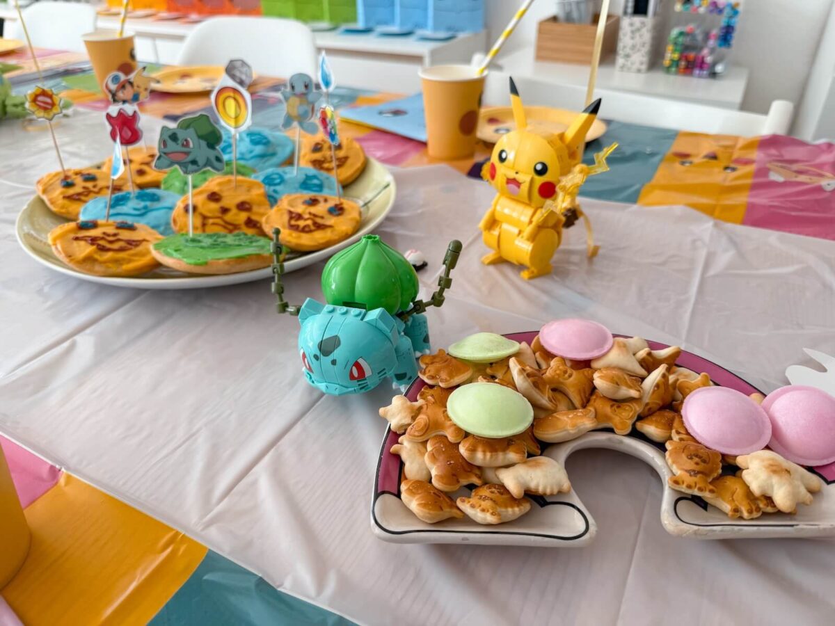 MEGA Bisasam und Pikachu las Deko für die Pokémon-Party mit Knabbertieren
