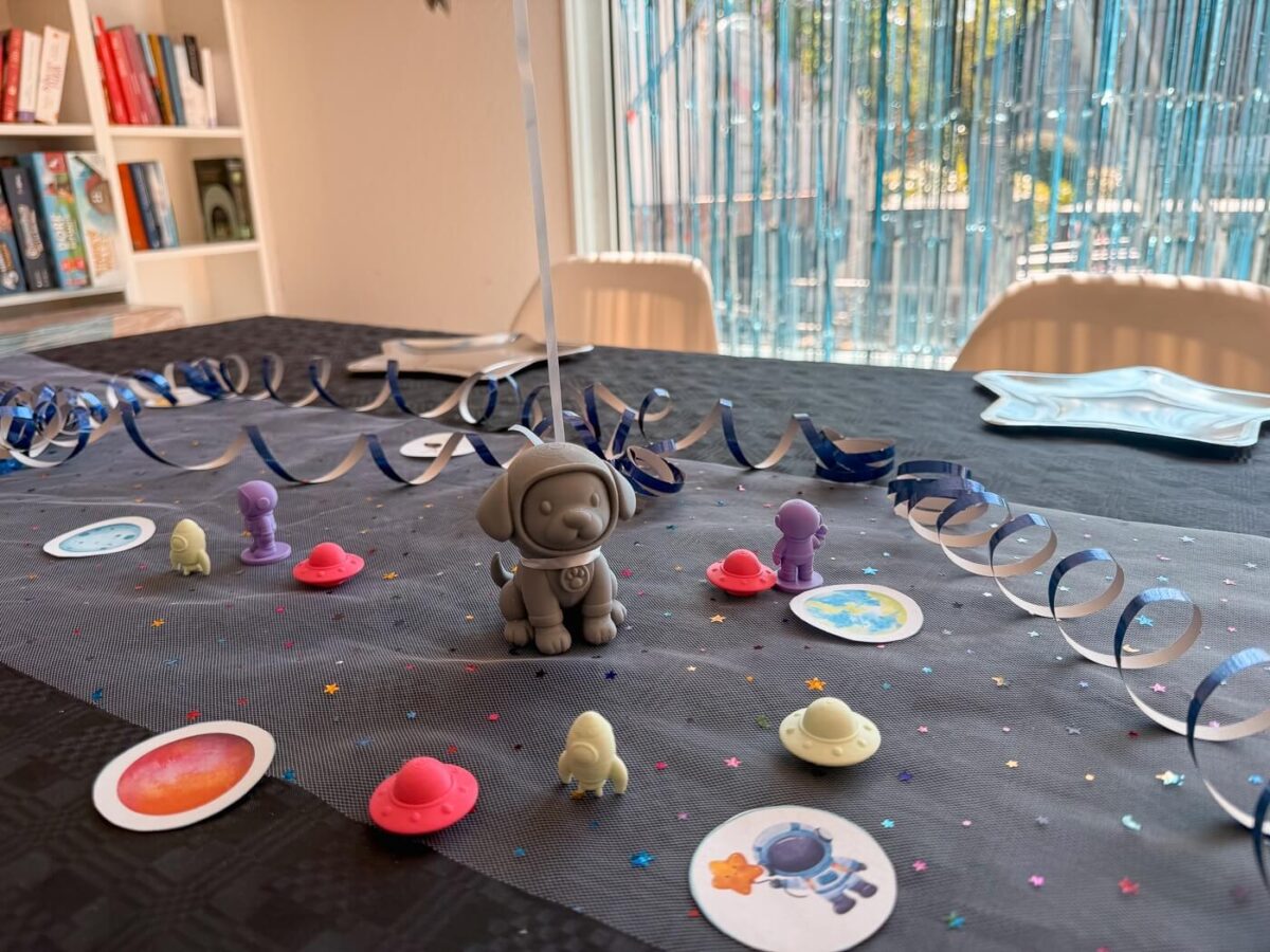 3D-gedruckte Weltraum-Figuren als Tischdeko
