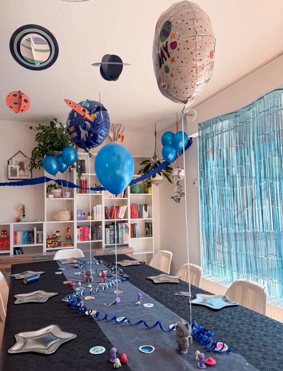 Weltraum-Deko mit Ballons, DIY-Muffin-Pickern und 3D-Druck-Figuren