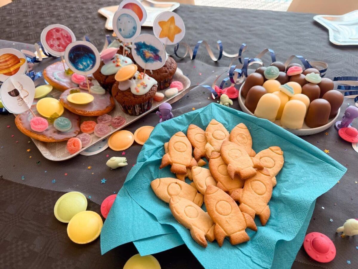 Selbst gebackene Raketenkekse, Weltraum-Muffins, UFO-Amerikaner und Mini-Schokoküsse