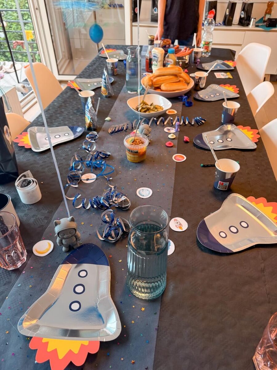 Tisch mit Weltraum-Deko und 3D-Druck-Figuren