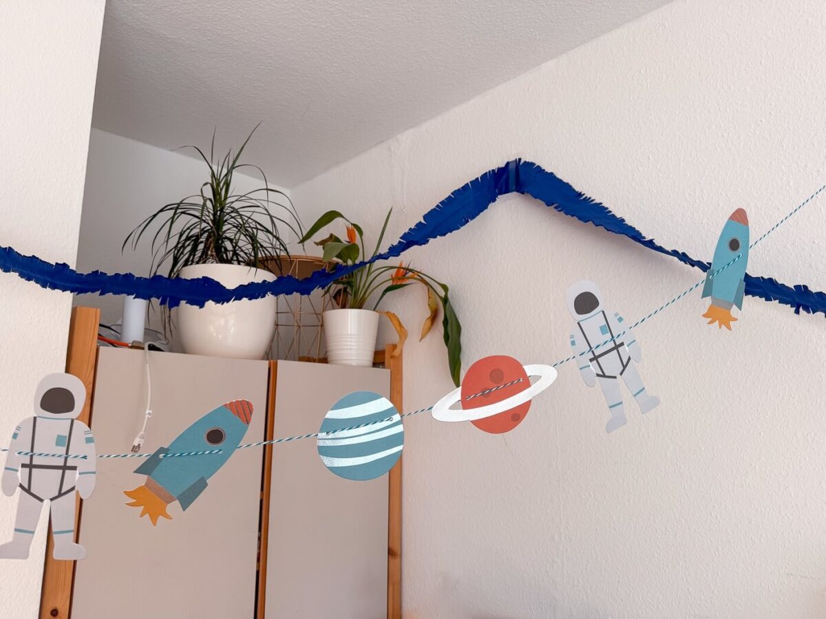 Planeten- und Astronauten-Girlande für den Weltraum-Kindergeburtstag