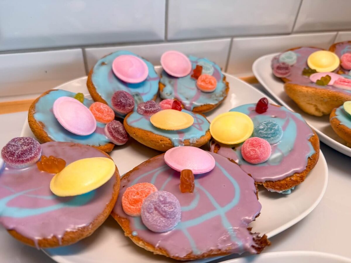 Amerikaner mit bunten Weltraum-Muffin-Pickern